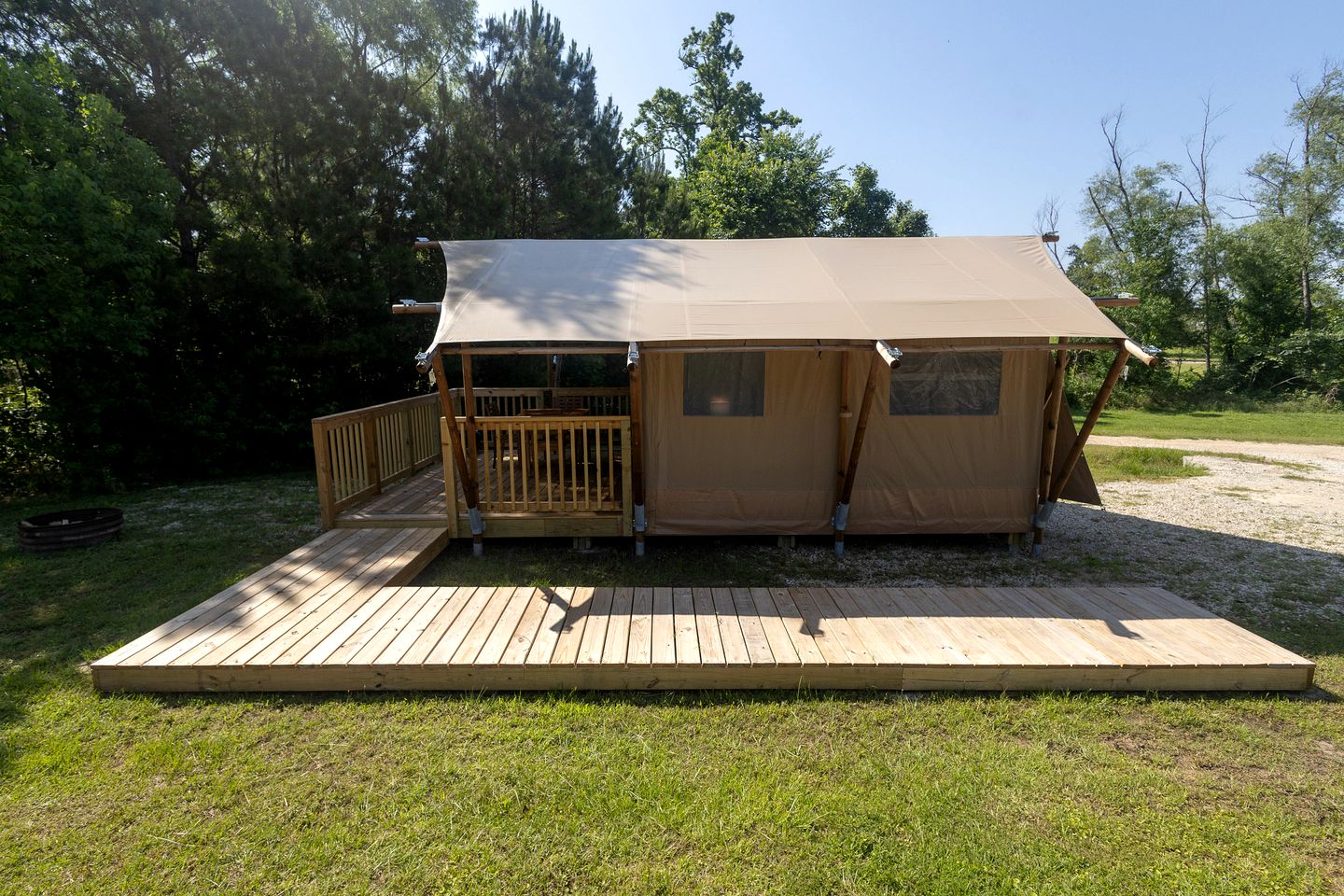 Cozy Lakeside Safari Tent on a Fantastic Resort for an Unforgettable Family Glamping Adventure in Onalaska, Texas
