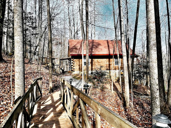 Cozy log cabin 4 minutes outside Stone Mountain!, Cabins, Wilkes County