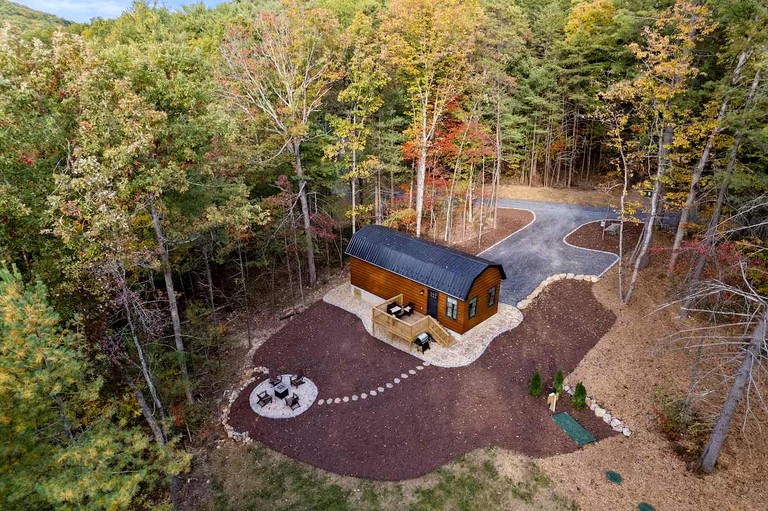 Charming Modern Cabin with Fire Pit & Mountain Views near Shenandoah National Park, Luray VA