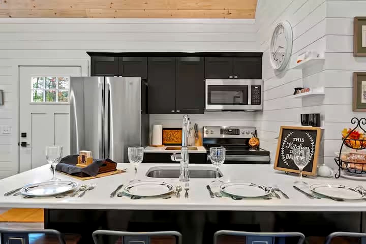 Charming Modern Cabin with Fire Pit & Mountain Views near Shenandoah National Park, Luray VA