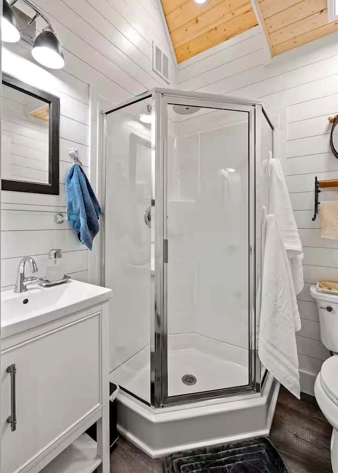 Charming Modern Cabin with Fire Pit & Mountain Views near Shenandoah National Park, Luray VA