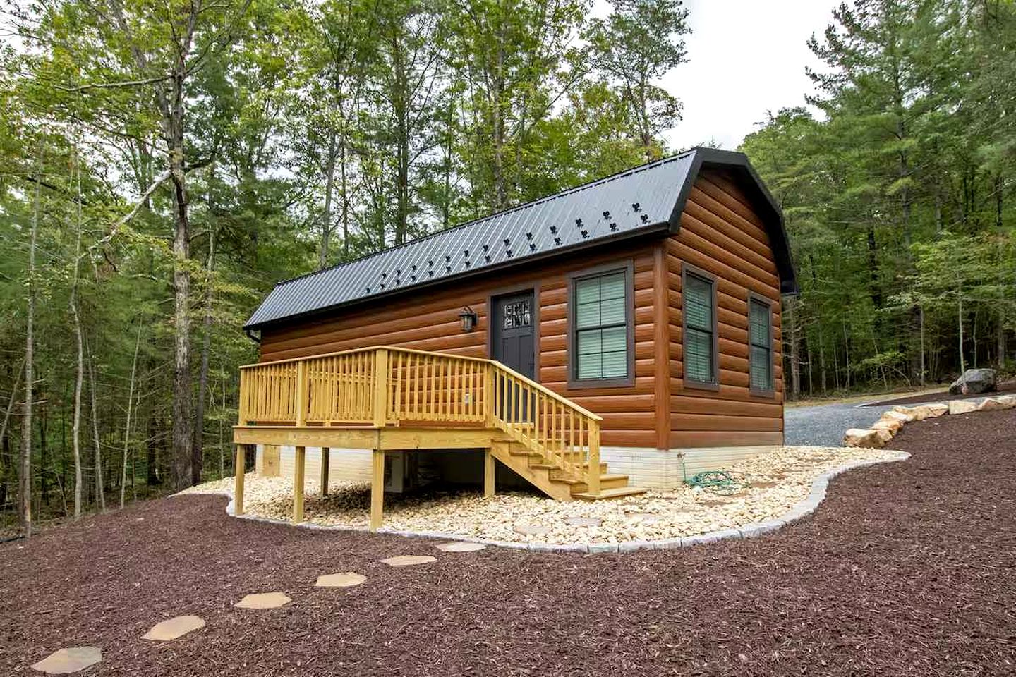 Charming Modern Cabin with Fire Pit & Mountain Views near Shenandoah National Park, Luray VA