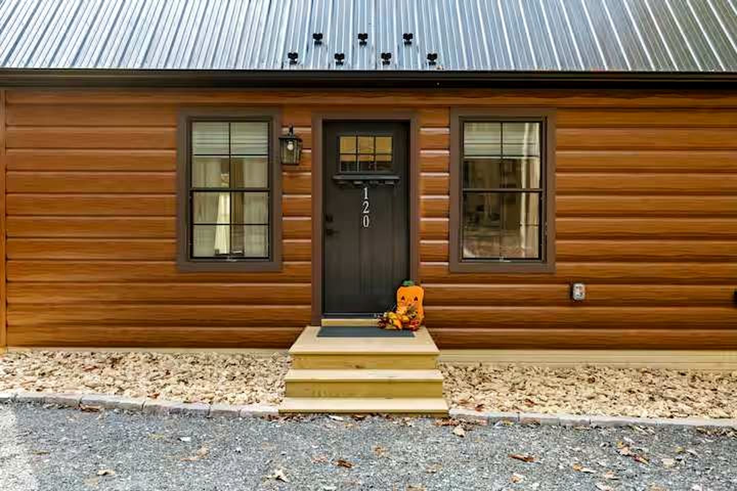 Charming Modern Cabin with Fire Pit & Mountain Views near Shenandoah National Park, Luray VA