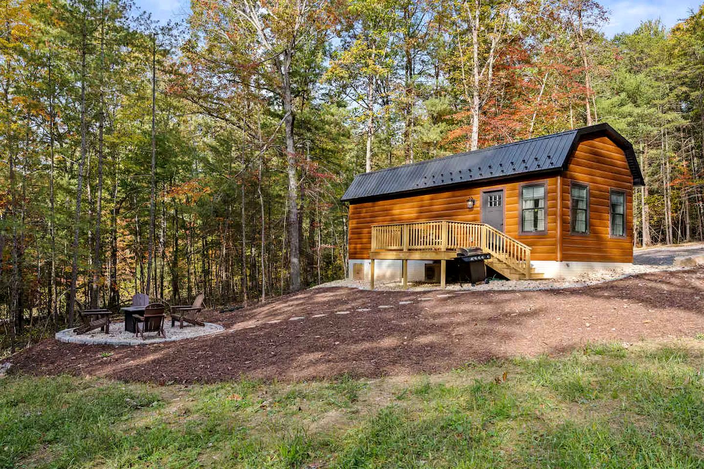 Charming Modern Cabin with Fire Pit & Mountain Views near Shenandoah National Park, Luray VA