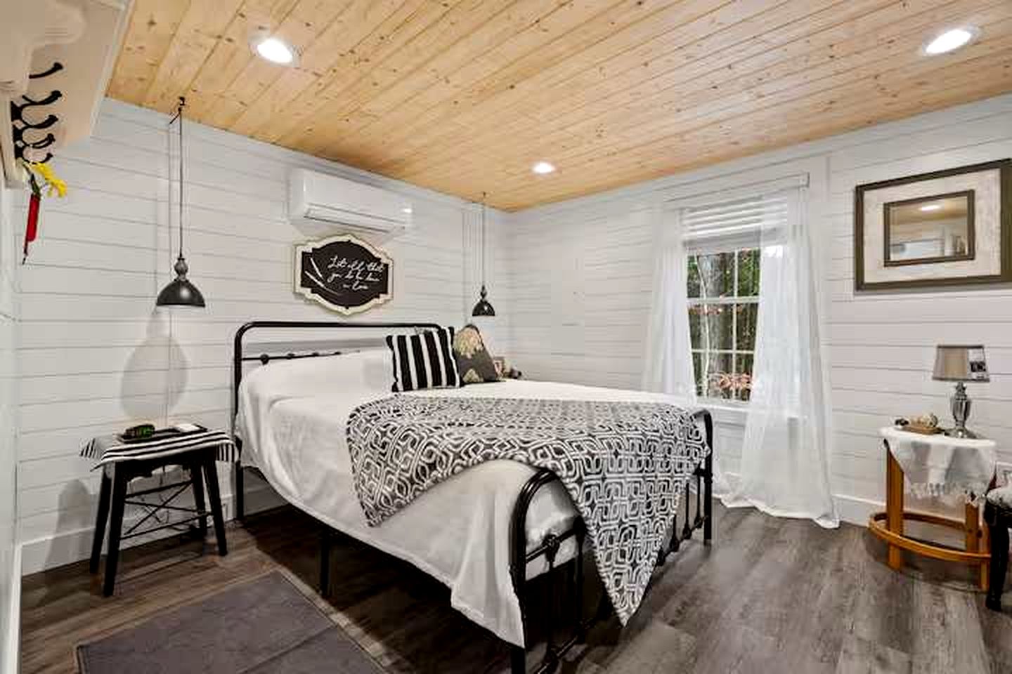 Charming Modern Cabin with Fire Pit & Mountain Views near Shenandoah National Park, Luray VA