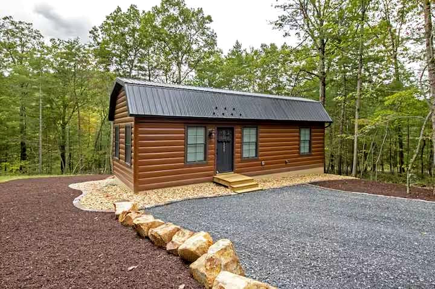 Charming Modern Cabin with Fire Pit & Mountain Views near Shenandoah National Park, Luray VA