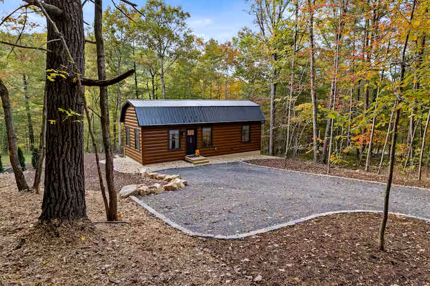 Charming Modern Cabin with Fire Pit & Mountain Views near Shenandoah National Park, Luray VA