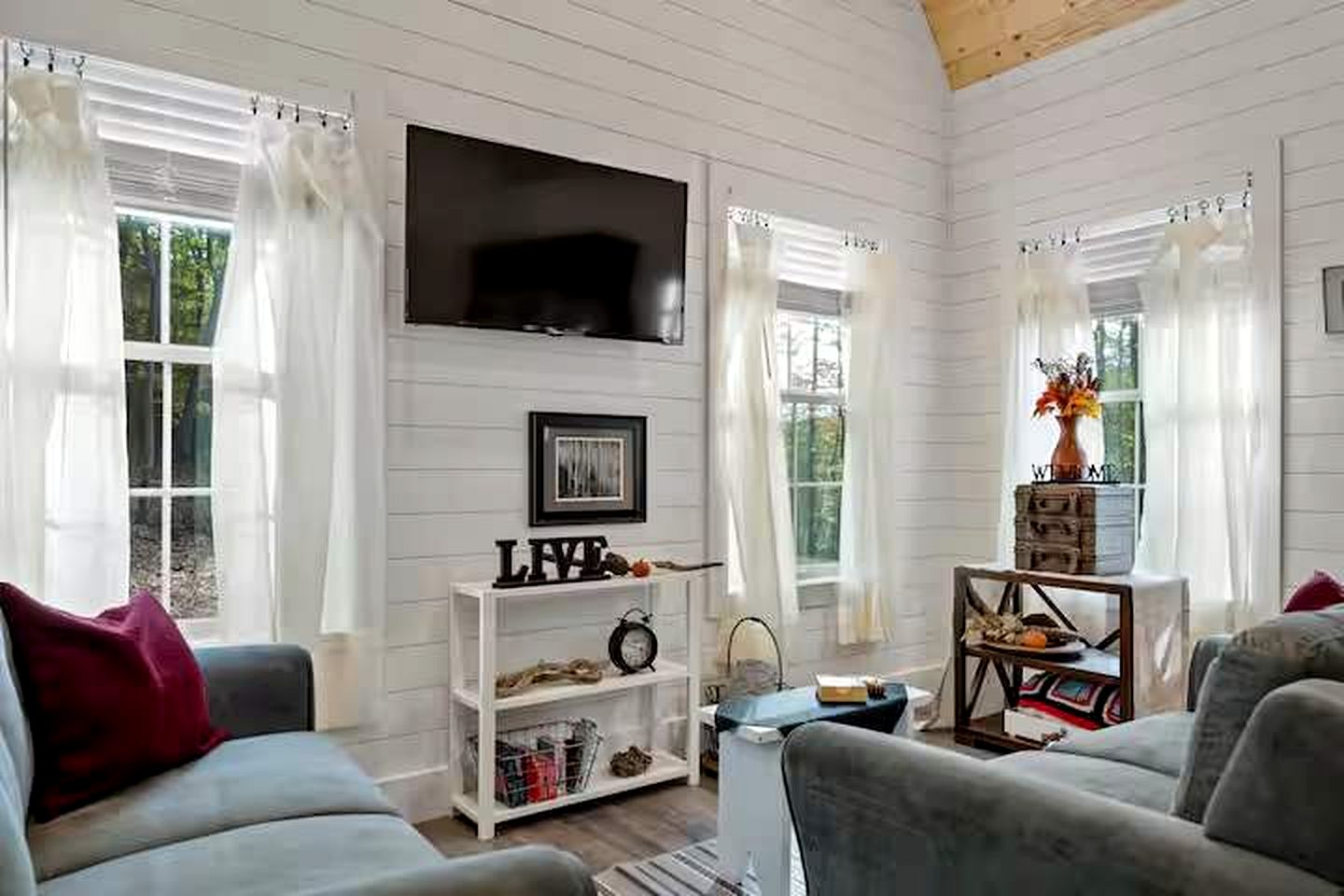 Charming Modern Cabin with Fire Pit & Mountain Views near Shenandoah National Park, Luray VA