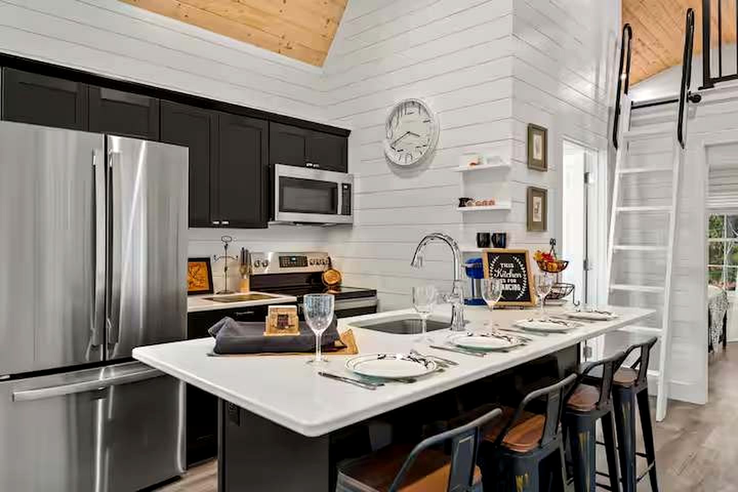 Charming Modern Cabin with Fire Pit & Mountain Views near Shenandoah National Park, Luray VA