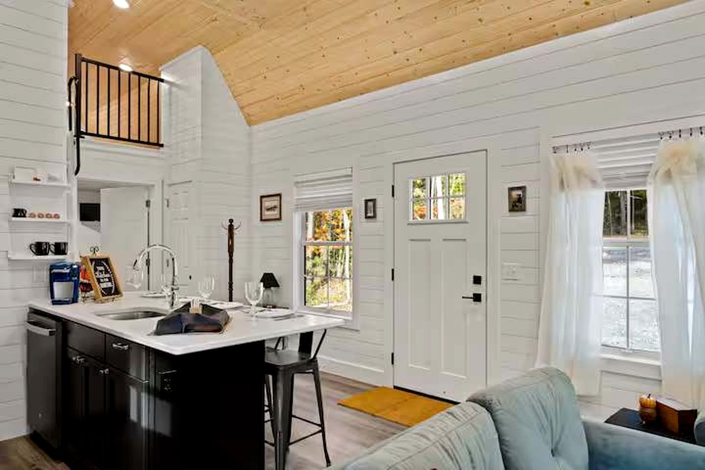 Charming Modern Cabin with Fire Pit & Mountain Views near Shenandoah National Park, Luray VA