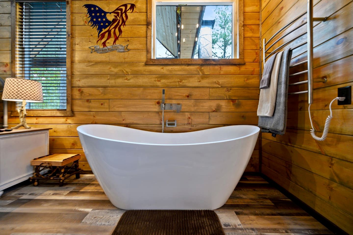 Romantic Retreat|3 Fireplaces+Hot Tub+Shuffleboard in Broken Bow, OK