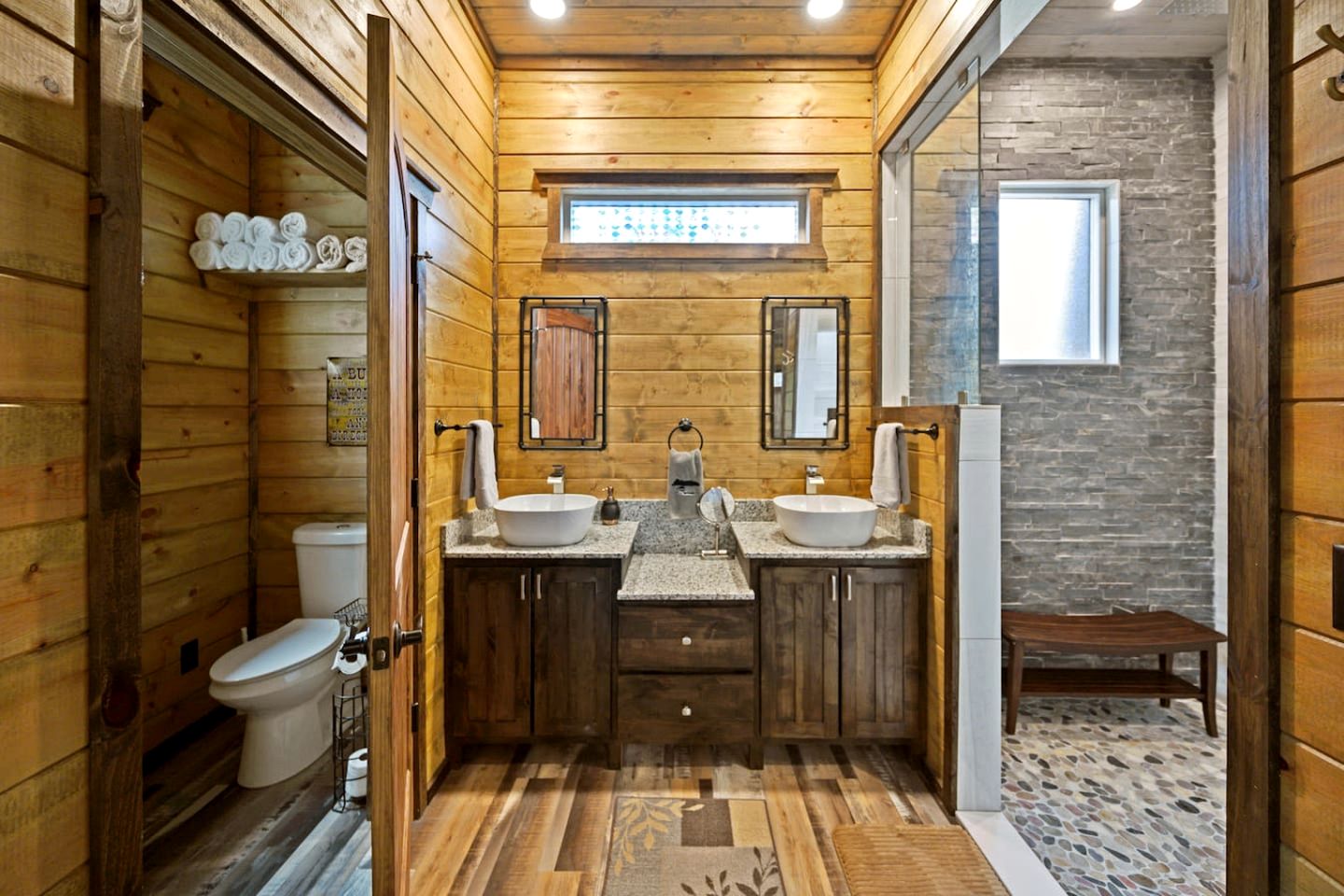 Romantic Retreat|3 Fireplaces+Hot Tub+Shuffleboard in Broken Bow, OK