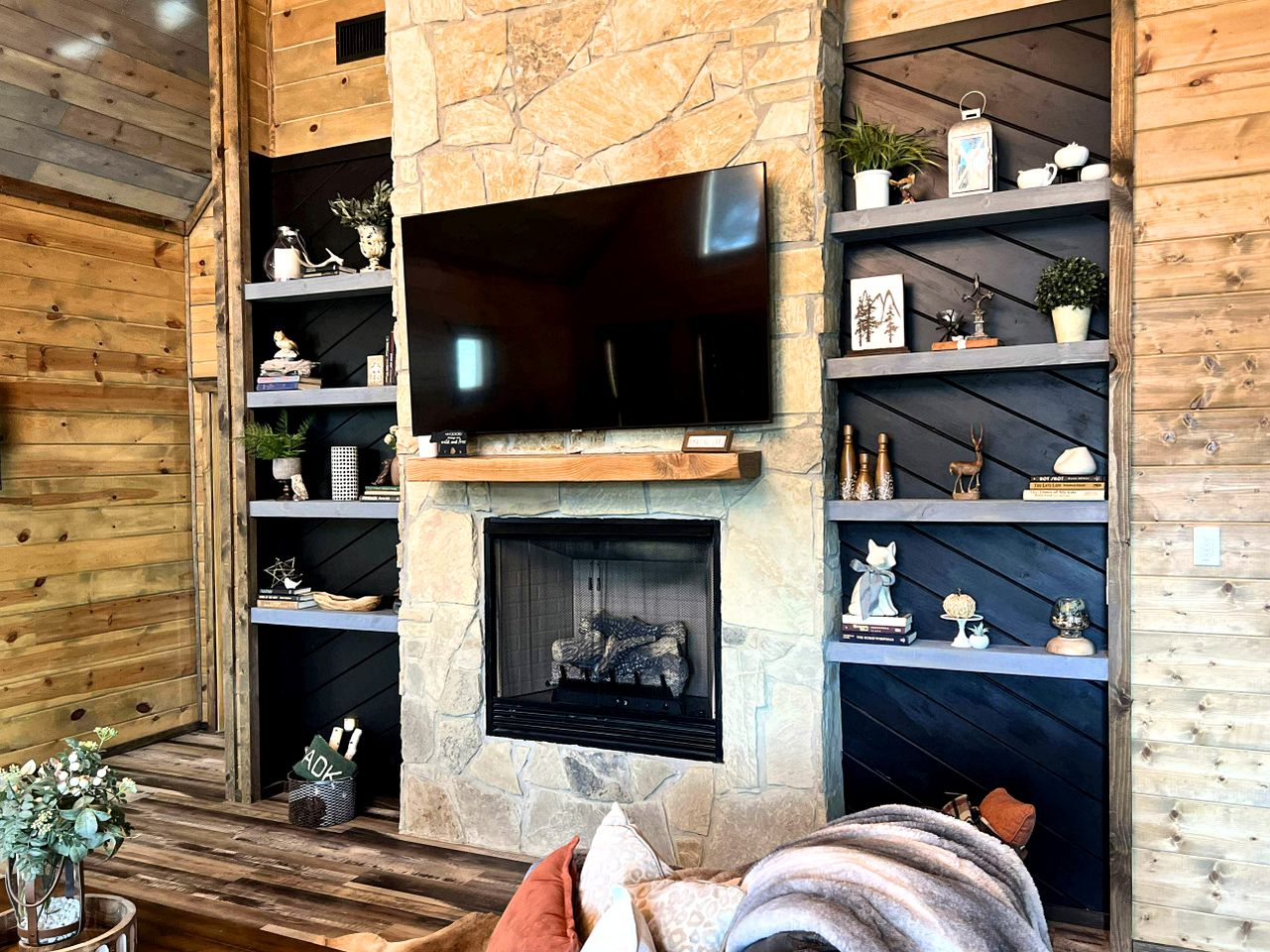 Romantic Retreat|3 Fireplaces+Hot Tub+Shuffleboard in Broken Bow, OK