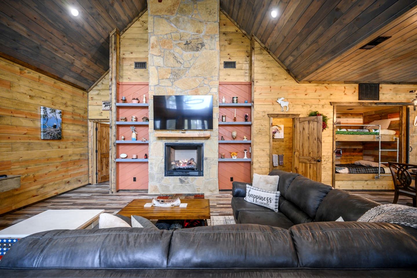 Romantic Retreat|3 Fireplaces+Hot Tub+Shuffleboard in Broken Bow, OK