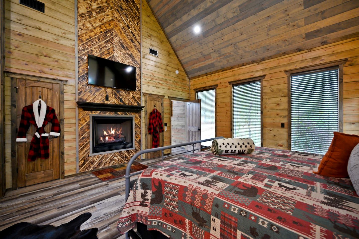 Romantic Retreat|3 Fireplaces+Hot Tub+Shuffleboard in Broken Bow, OK