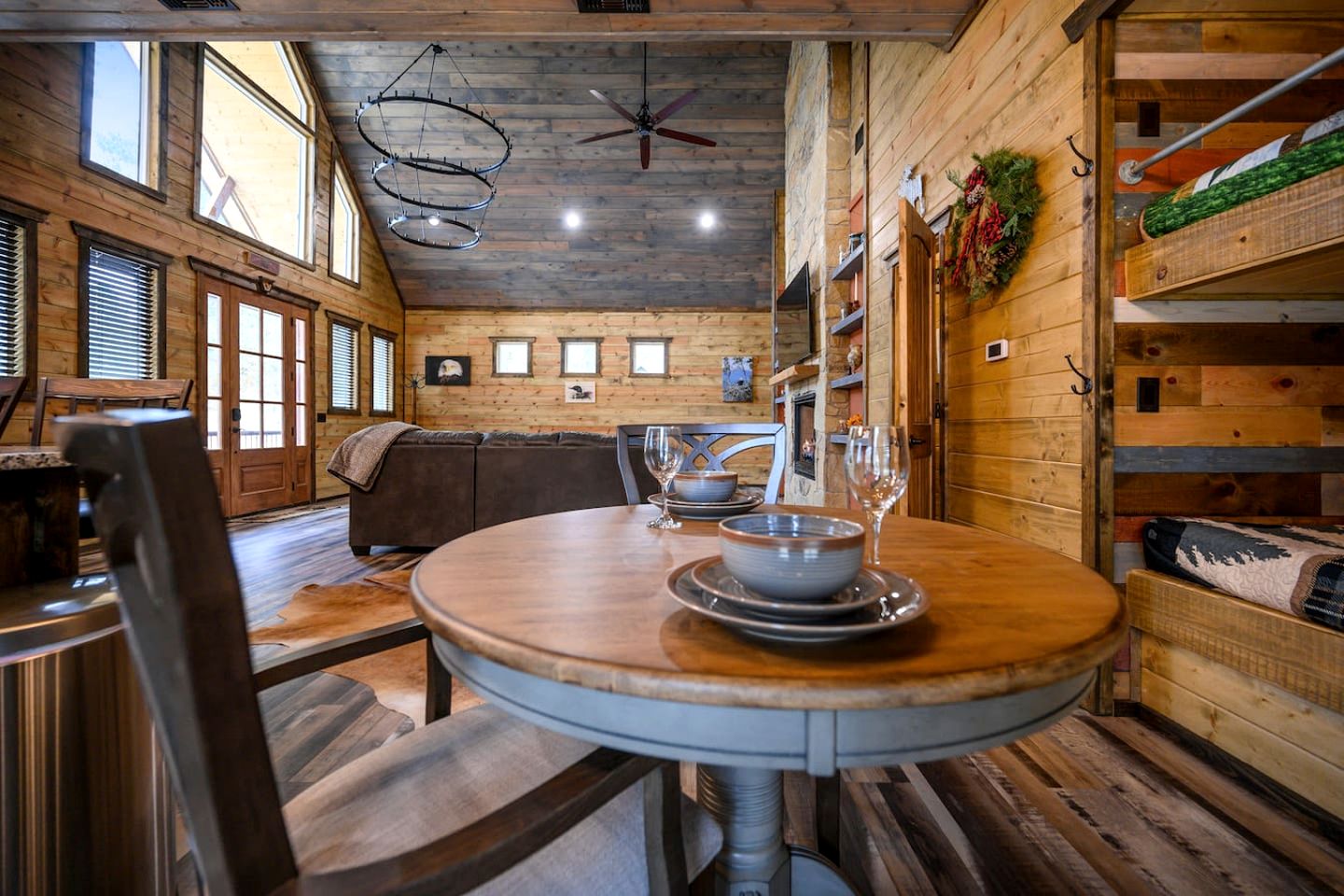 Romantic Retreat|3 Fireplaces+Hot Tub+Shuffleboard in Broken Bow, OK