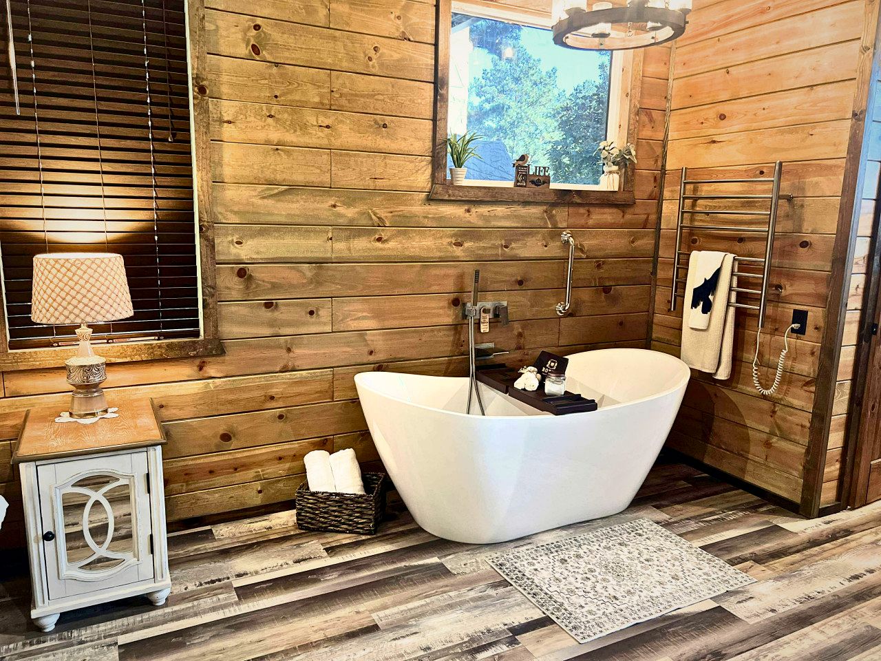 Romantic Retreat|3 Fireplaces+Hot Tub+Shuffleboard in Broken Bow, OK