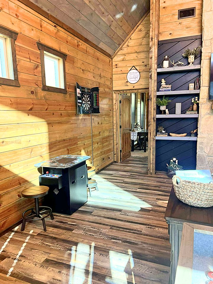 Romantic Retreat|3 Fireplaces+Hot Tub+Shuffleboard in Broken Bow, OK