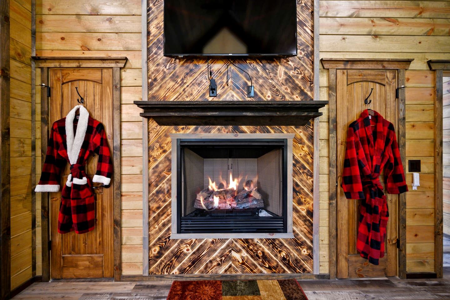 Romantic Retreat|3 Fireplaces+Hot Tub+Shuffleboard in Broken Bow, OK