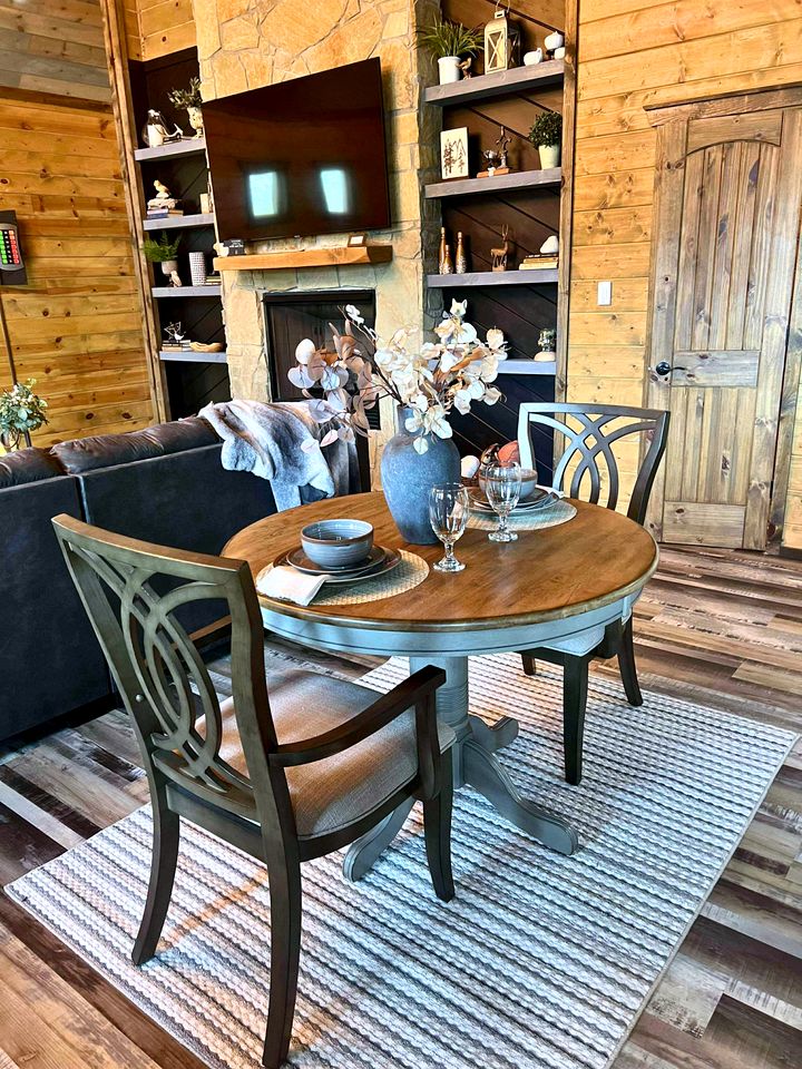 Romantic Retreat|3 Fireplaces+Hot Tub+Shuffleboard in Broken Bow, OK