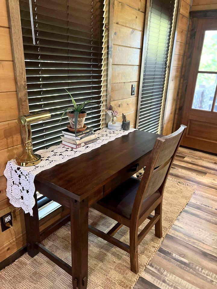 Romantic Retreat|3 Fireplaces+Hot Tub+Shuffleboard in Broken Bow, OK