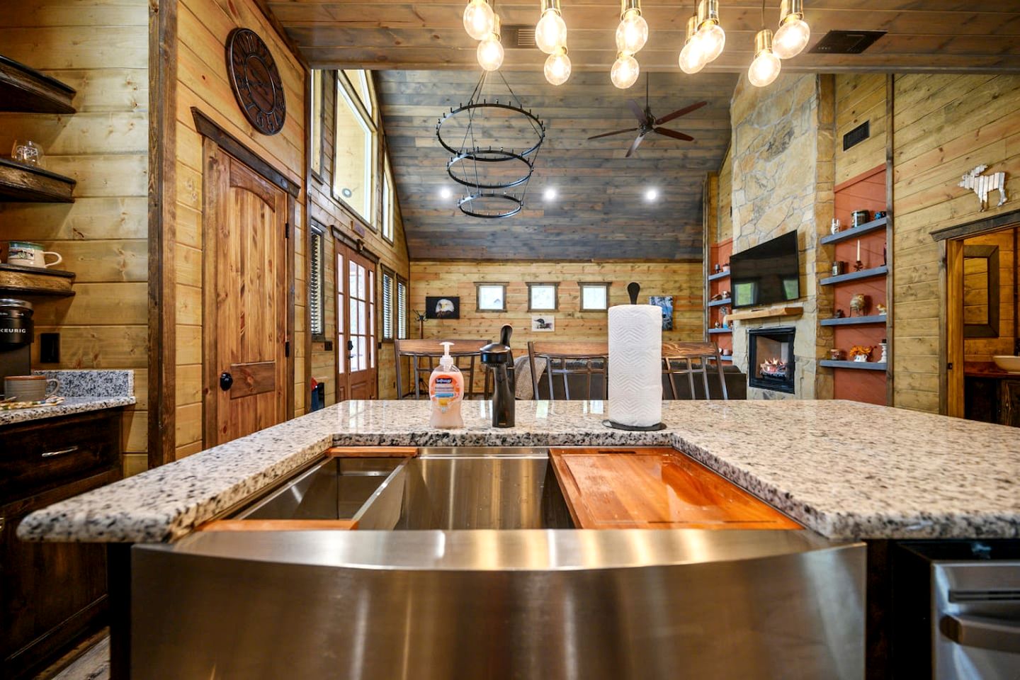 Romantic Retreat|3 Fireplaces+Hot Tub+Shuffleboard in Broken Bow, OK