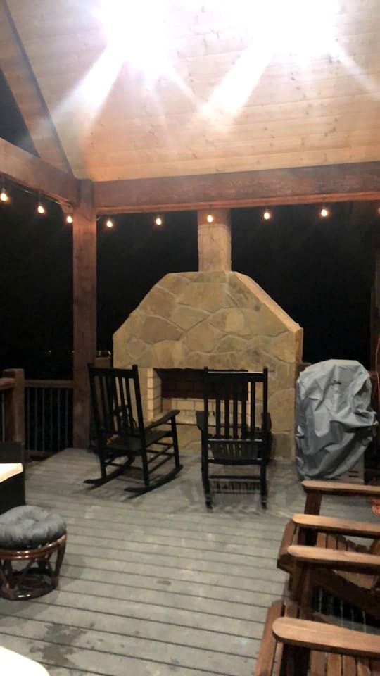 Romantic Retreat|3 Fireplaces+Hot Tub+Shuffleboard in Broken Bow, OK