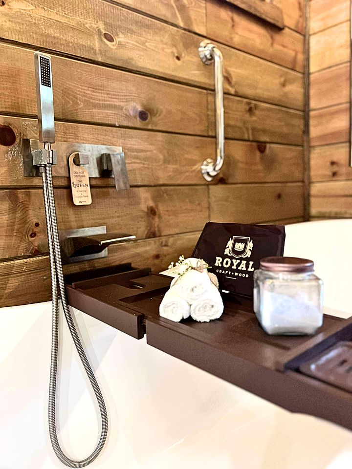 Romantic Retreat|3 Fireplaces+Hot Tub+Shuffleboard in Broken Bow, OK