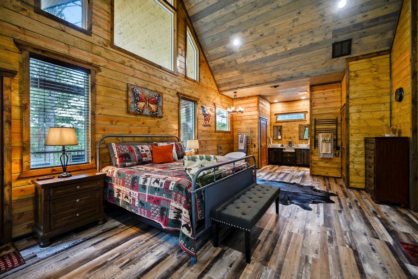 Romantic Retreat|3 Fireplaces+Hot Tub+Shuffleboard in Broken Bow, OK