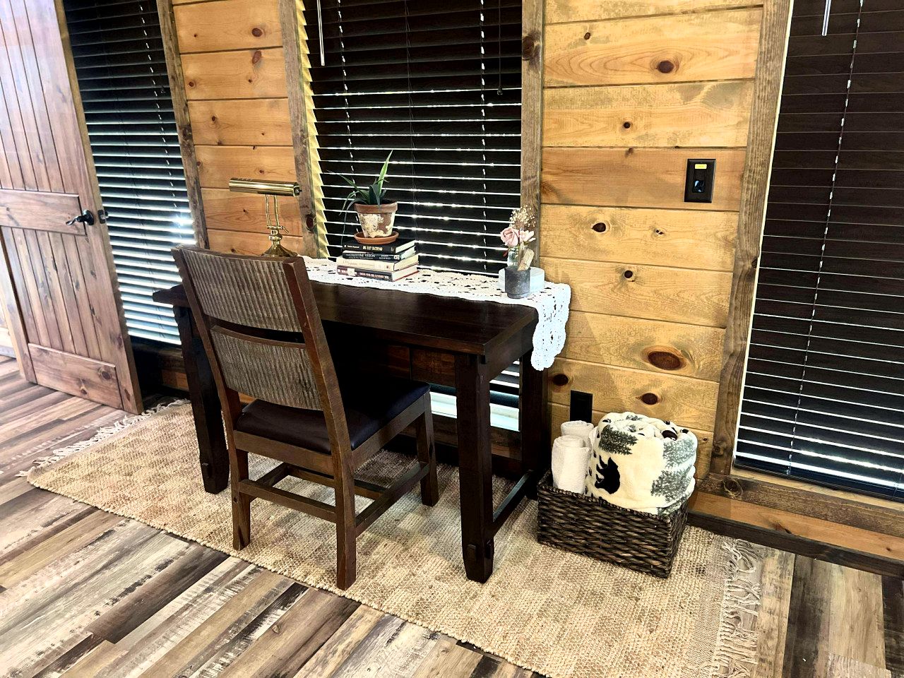 Romantic Retreat|3 Fireplaces+Hot Tub+Shuffleboard in Broken Bow, OK