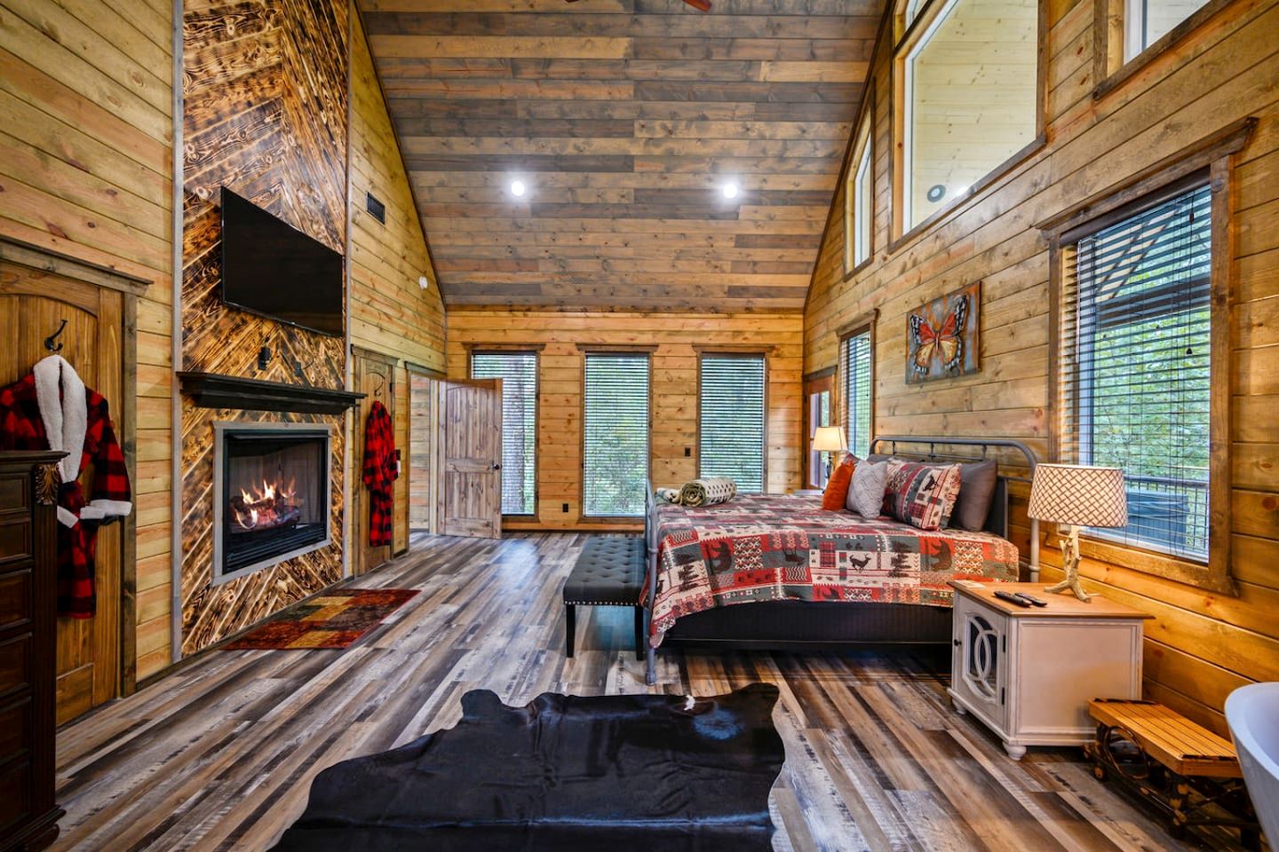 Romantic Retreat|3 Fireplaces+Hot Tub+Shuffleboard in Broken Bow, OK