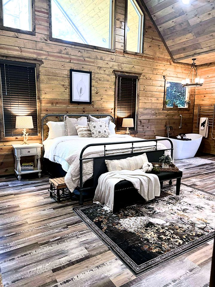 Romantic Retreat|3 Fireplaces+Hot Tub+Shuffleboard in Broken Bow, OK