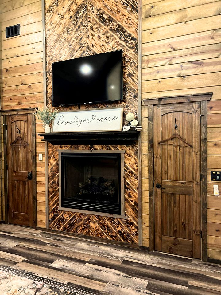 Romantic Retreat|3 Fireplaces+Hot Tub+Shuffleboard in Broken Bow, OK