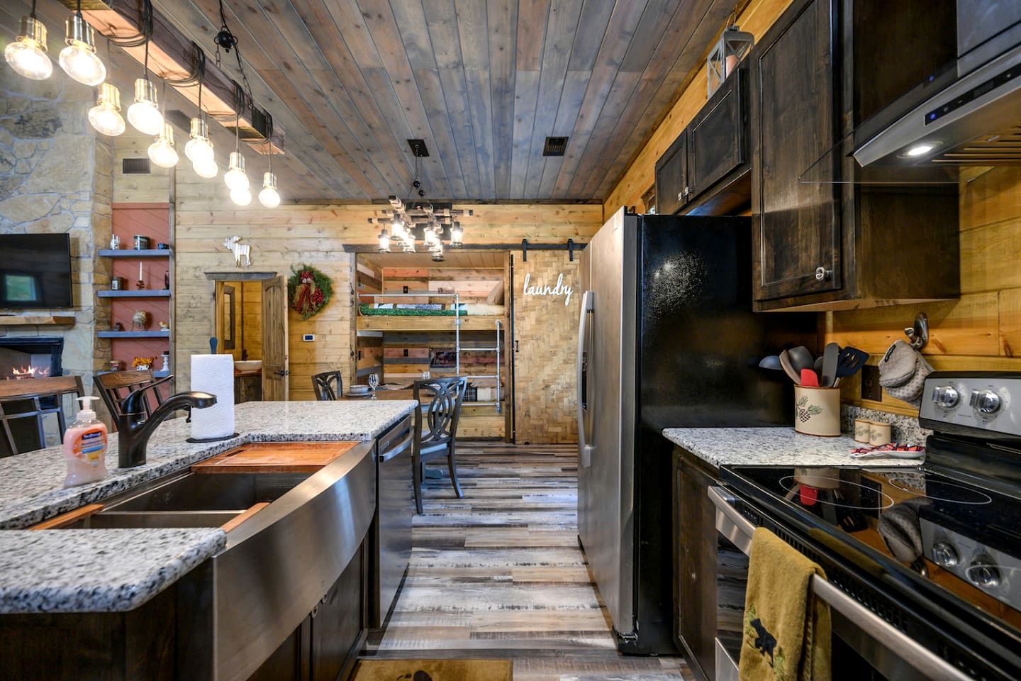 Romantic Retreat|3 Fireplaces+Hot Tub+Shuffleboard in Broken Bow, OK
