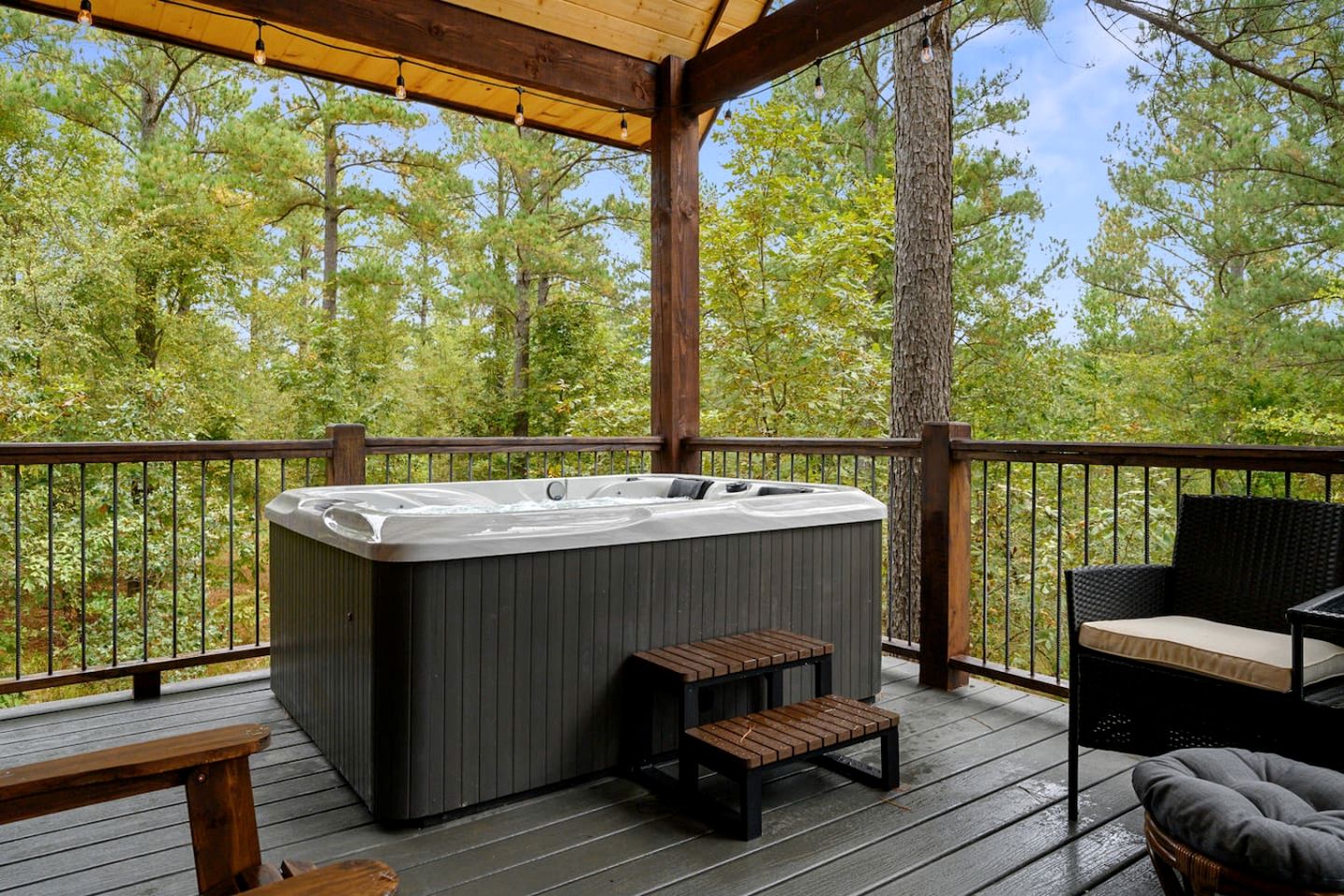 Romantic Retreat|3 Fireplaces+Hot Tub+Shuffleboard in Broken Bow, OK