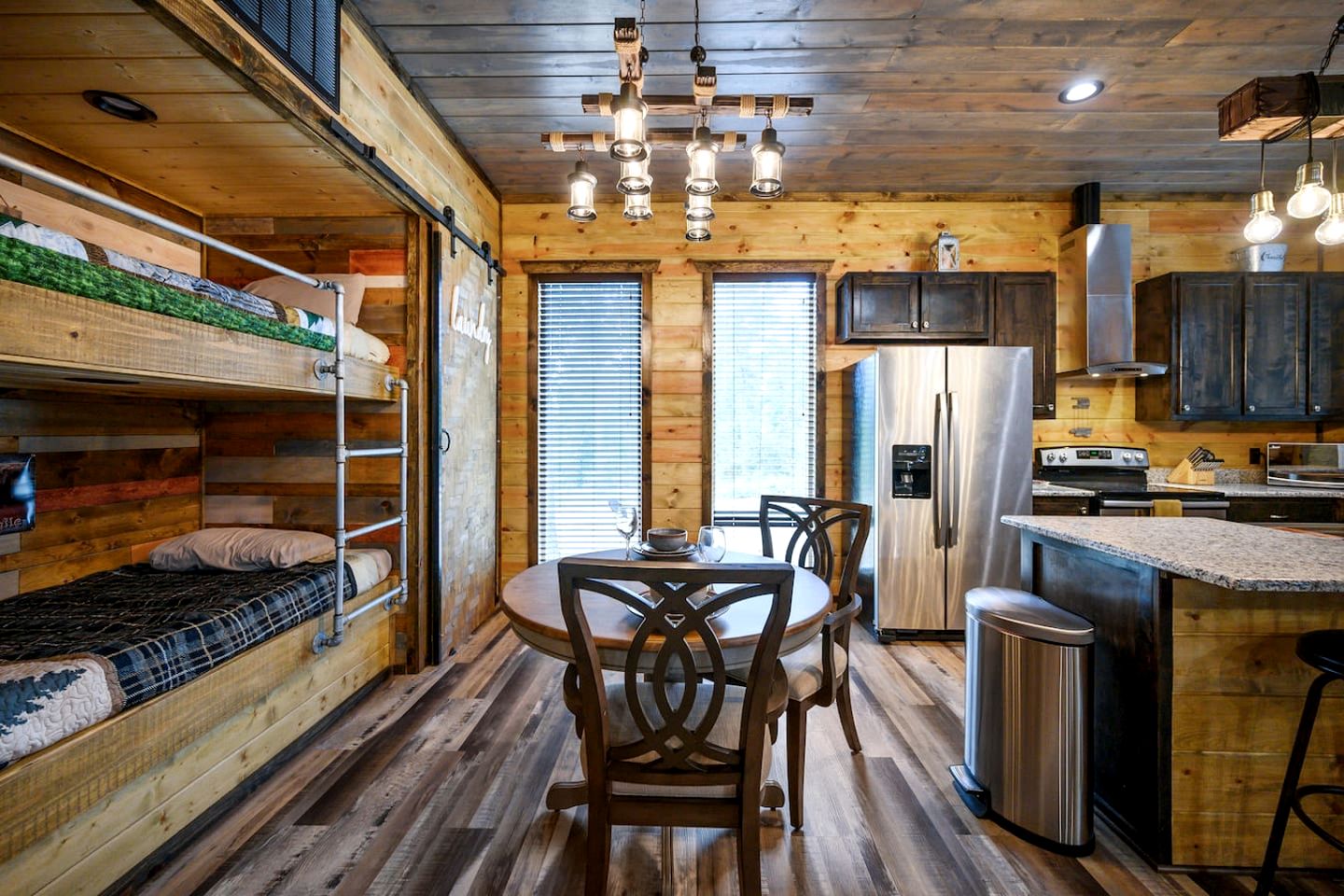 Romantic Retreat|3 Fireplaces+Hot Tub+Shuffleboard in Broken Bow, OK