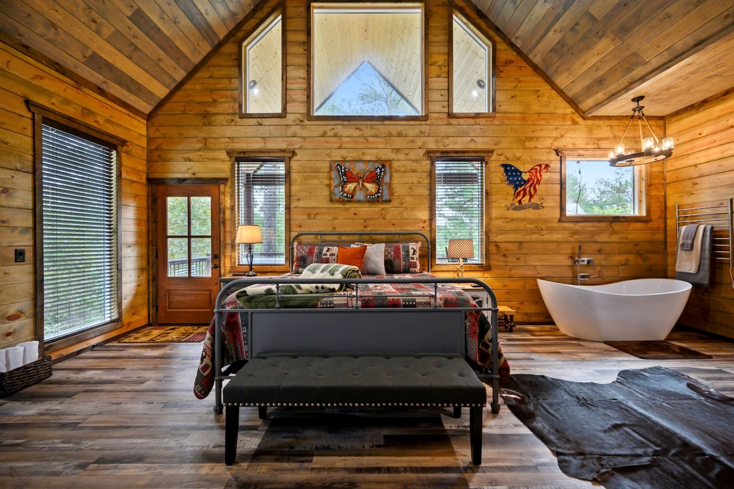 Romantic Retreat|3 Fireplaces+Hot Tub+Shuffleboard in Broken Bow, OK