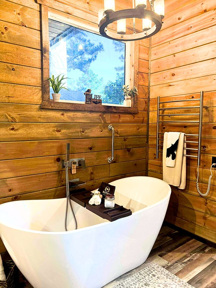 Romantic Retreat|3 Fireplaces+Hot Tub+Shuffleboard in Broken Bow, OK