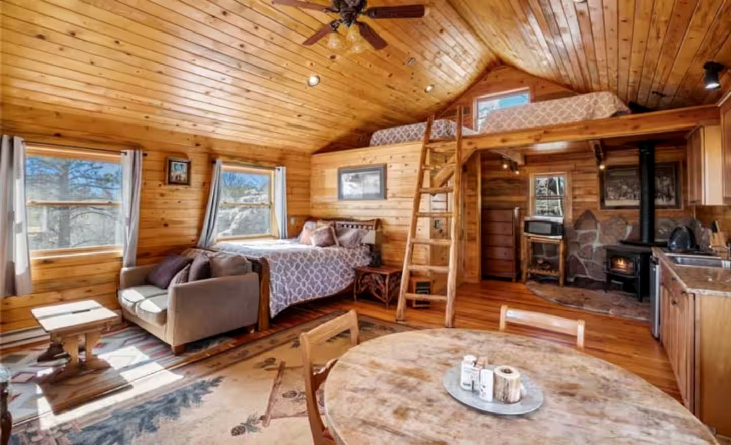 Cozy Modern Cabin Surrounded by Nature for a Peaceful Getaway in Cripple Creek, Colorado