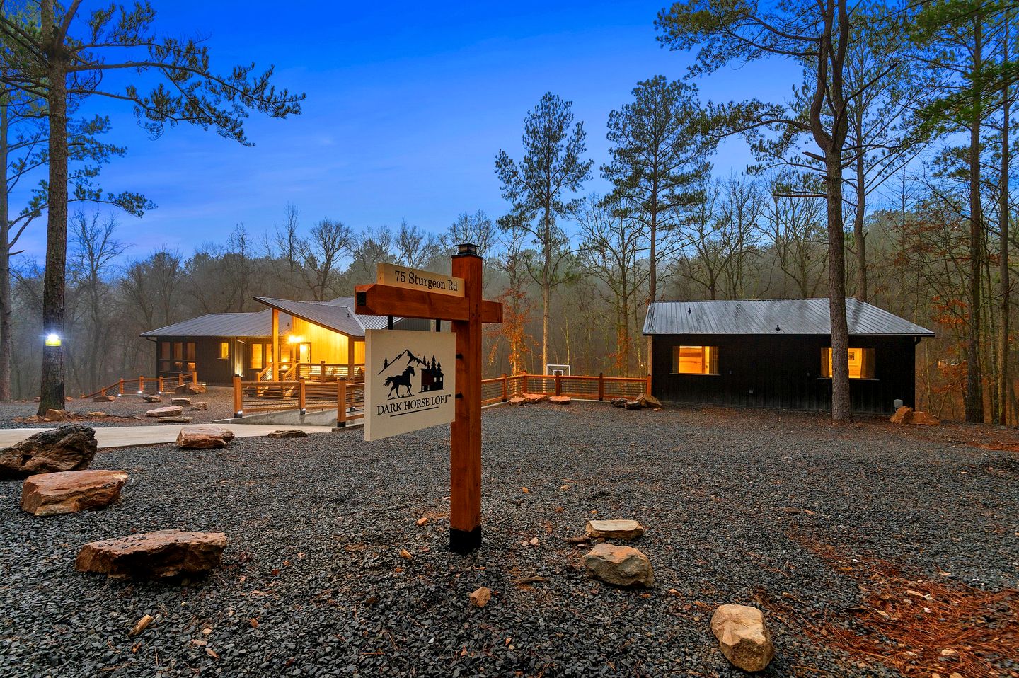 Garage Loft • King + Bunks • Budget Friendly near Beavers Bend National Park