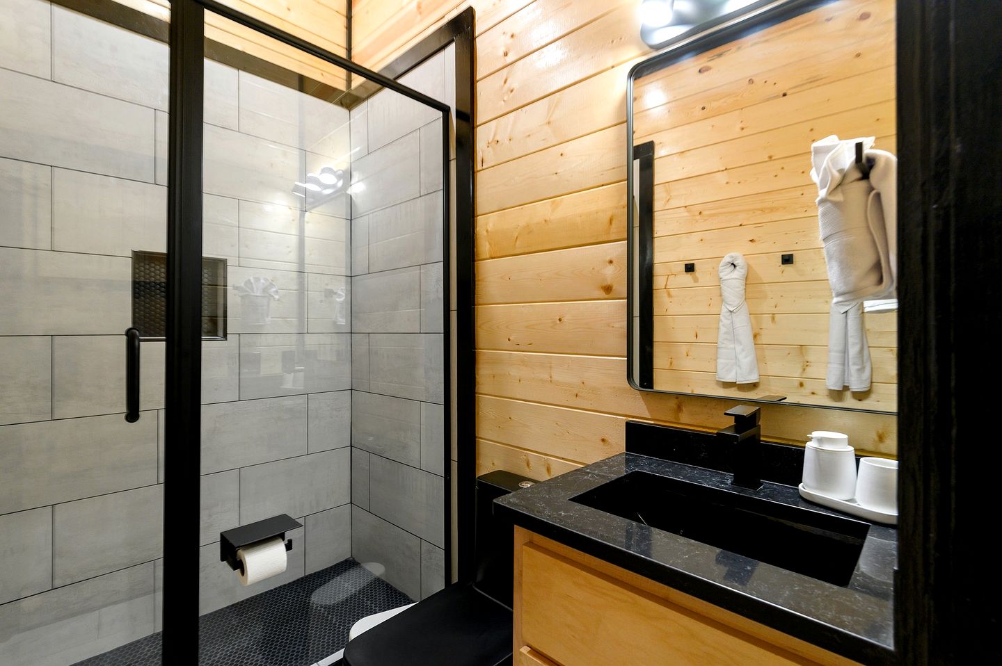 Garage Loft • King + Bunks • Budget Friendly near Beavers Bend National Park
