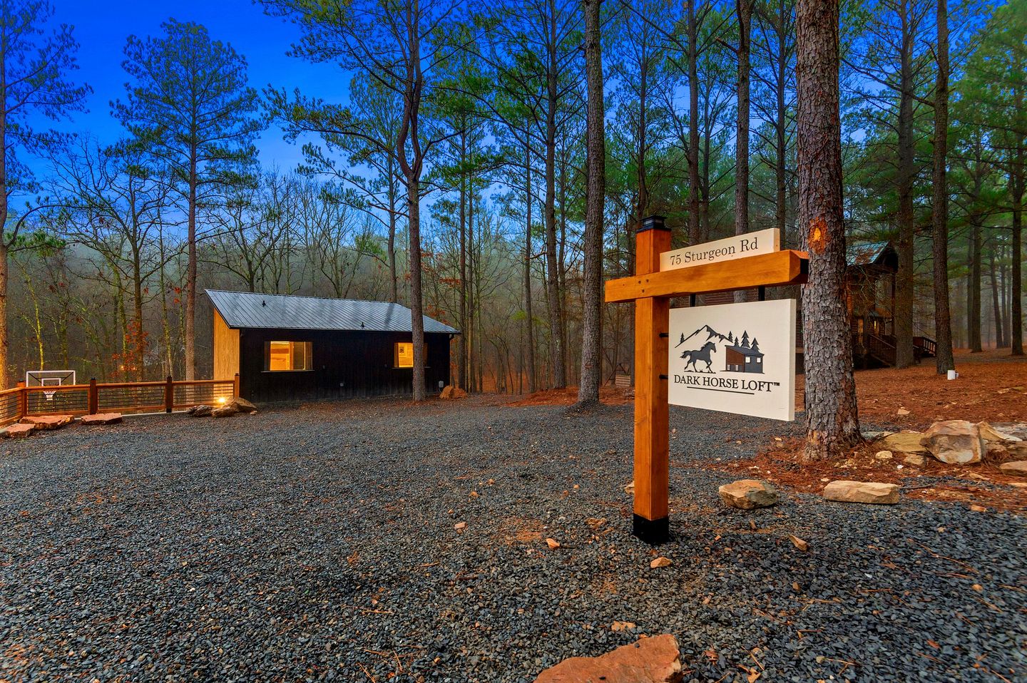 Garage Loft • King + Bunks • Budget Friendly near Beavers Bend National Park