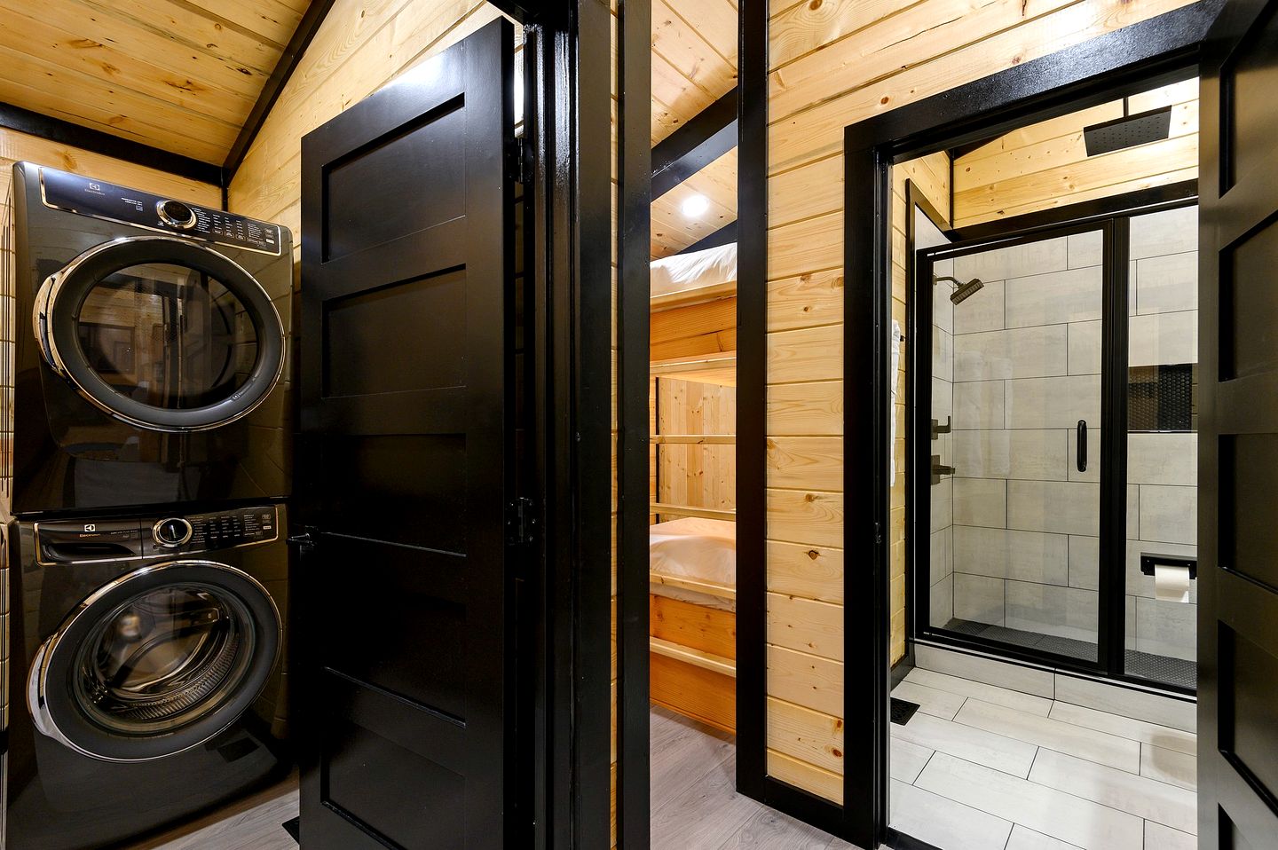 Garage Loft • King + Bunks • Budget Friendly near Beavers Bend National Park