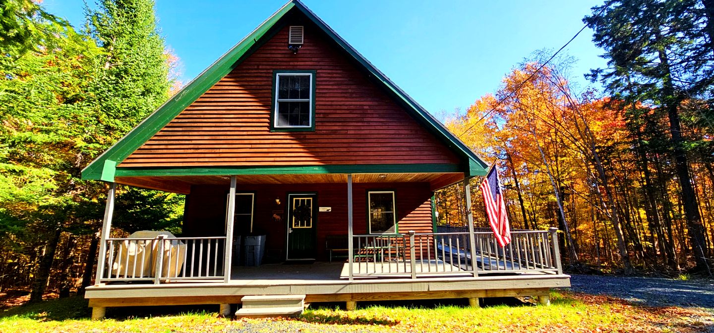 Embrace Nature in this Enchanting Cabin in Beaver Cove, Maine