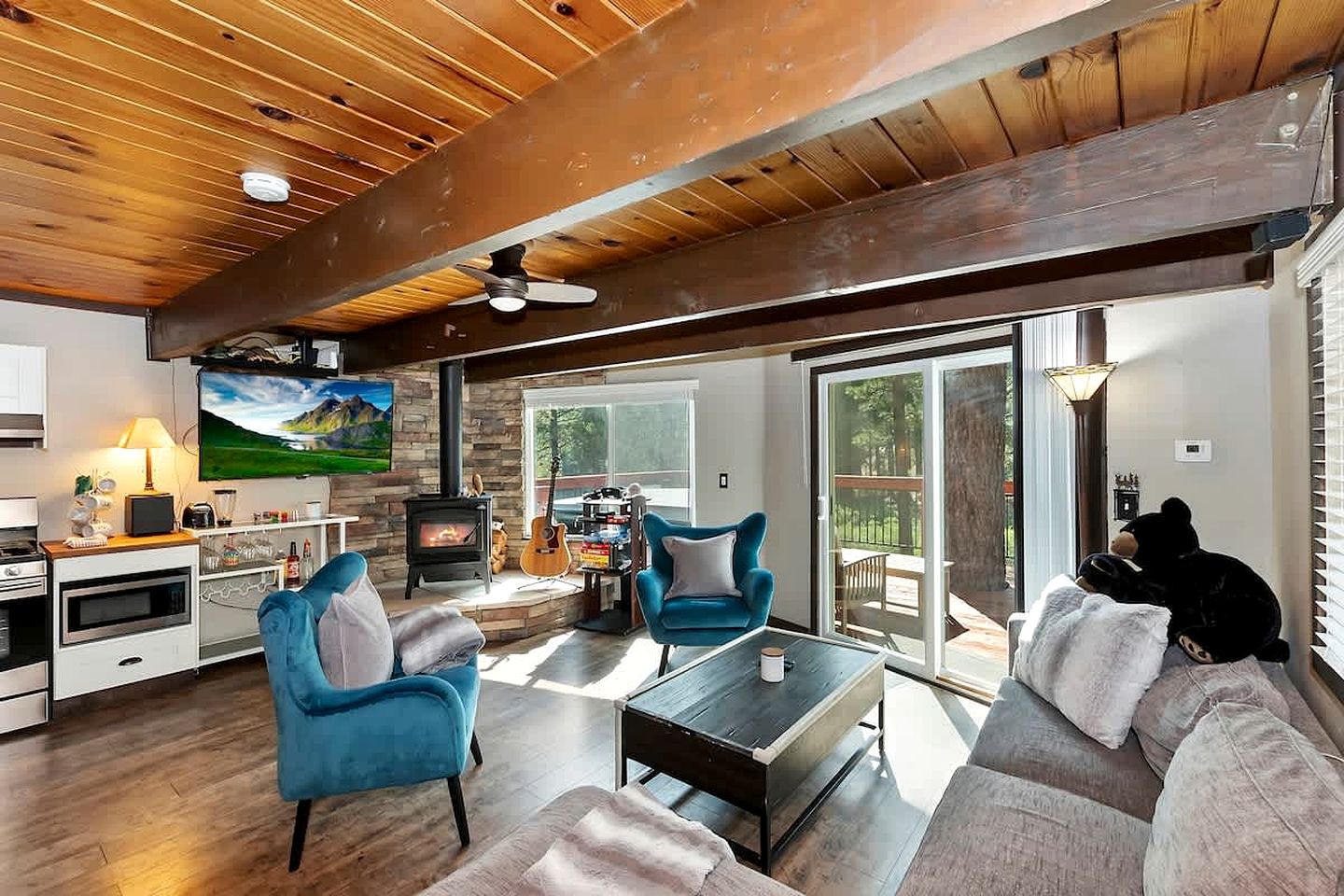 Cozy Mountain Cabin with Hot Tub Near Ski Resorts in Big Bear, California