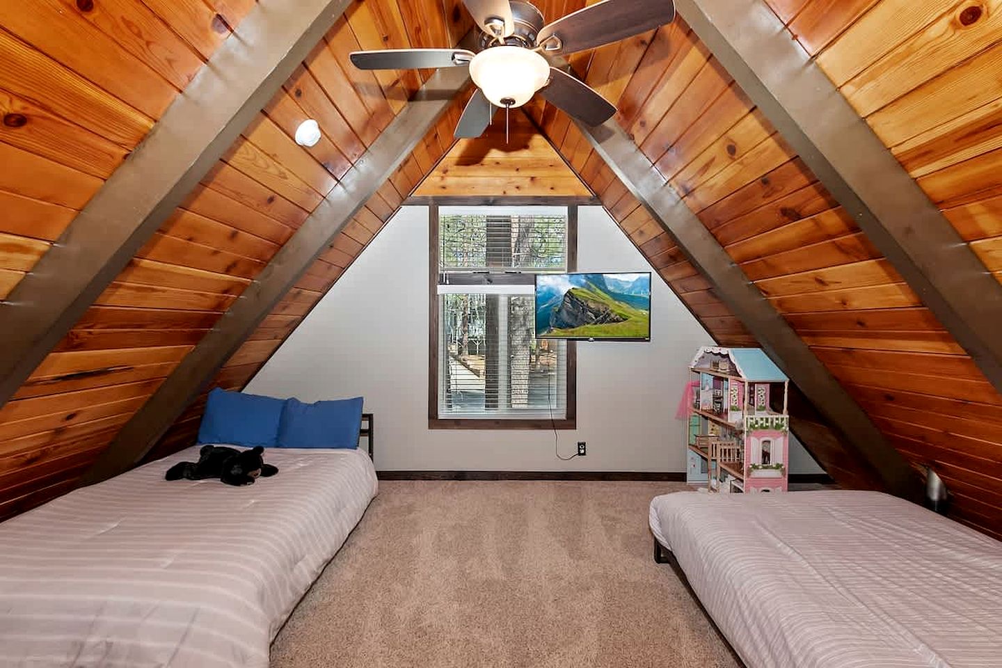 Cozy Mountain Cabin with Hot Tub Near Ski Resorts in Big Bear, California