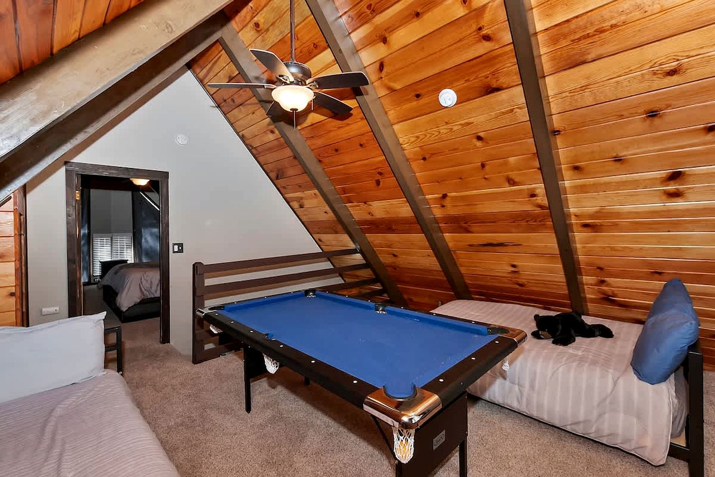 Cozy Mountain Cabin with Hot Tub Near Ski Resorts in Big Bear, California