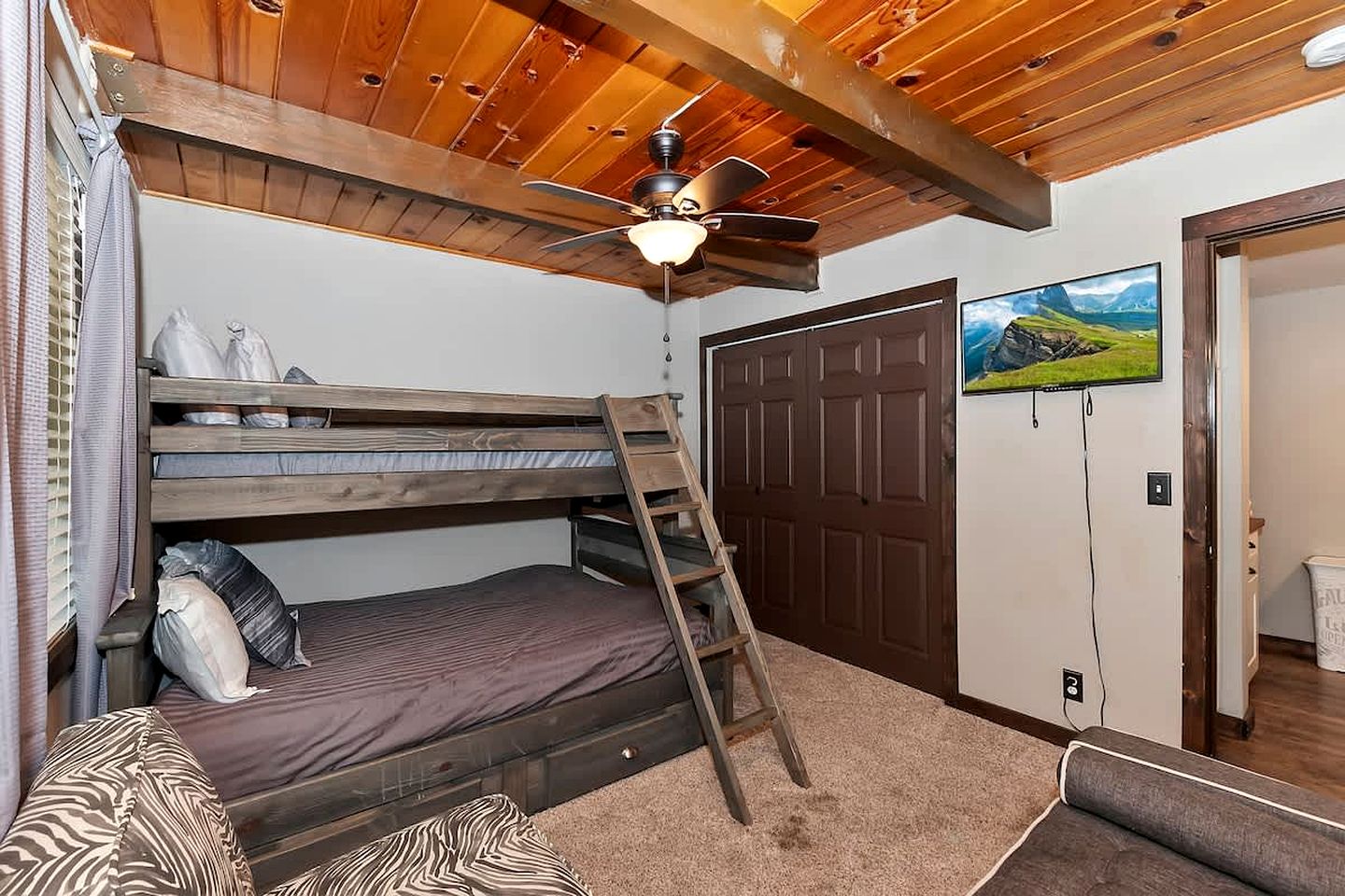 Cozy Mountain Cabin with Hot Tub Near Ski Resorts in Big Bear, California