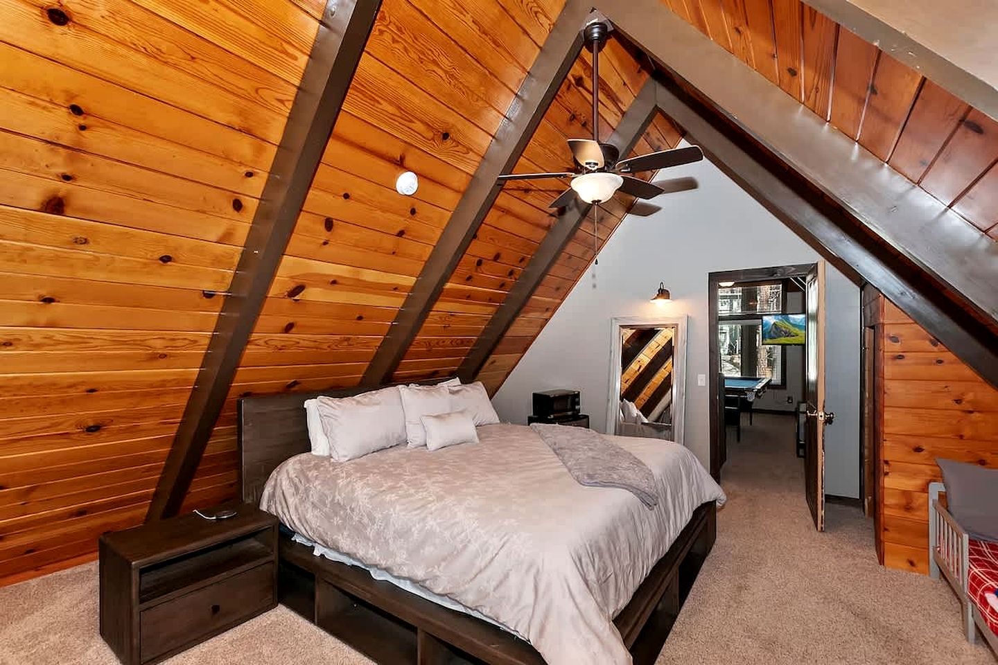 Cozy Mountain Cabin with Hot Tub Near Ski Resorts in Big Bear, California