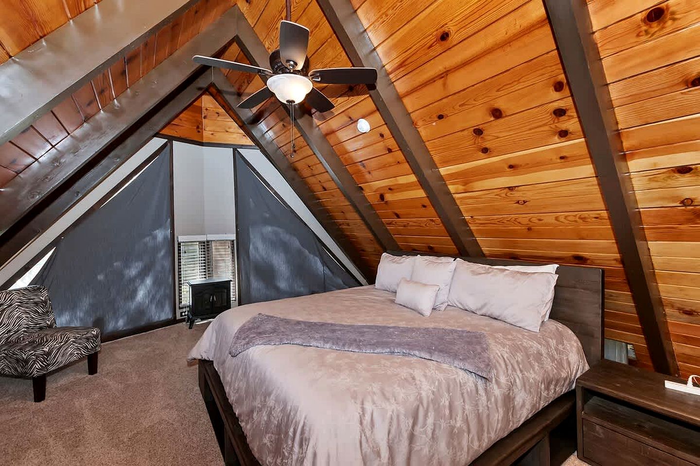 Cozy Mountain Cabin with Hot Tub Near Ski Resorts in Big Bear, California